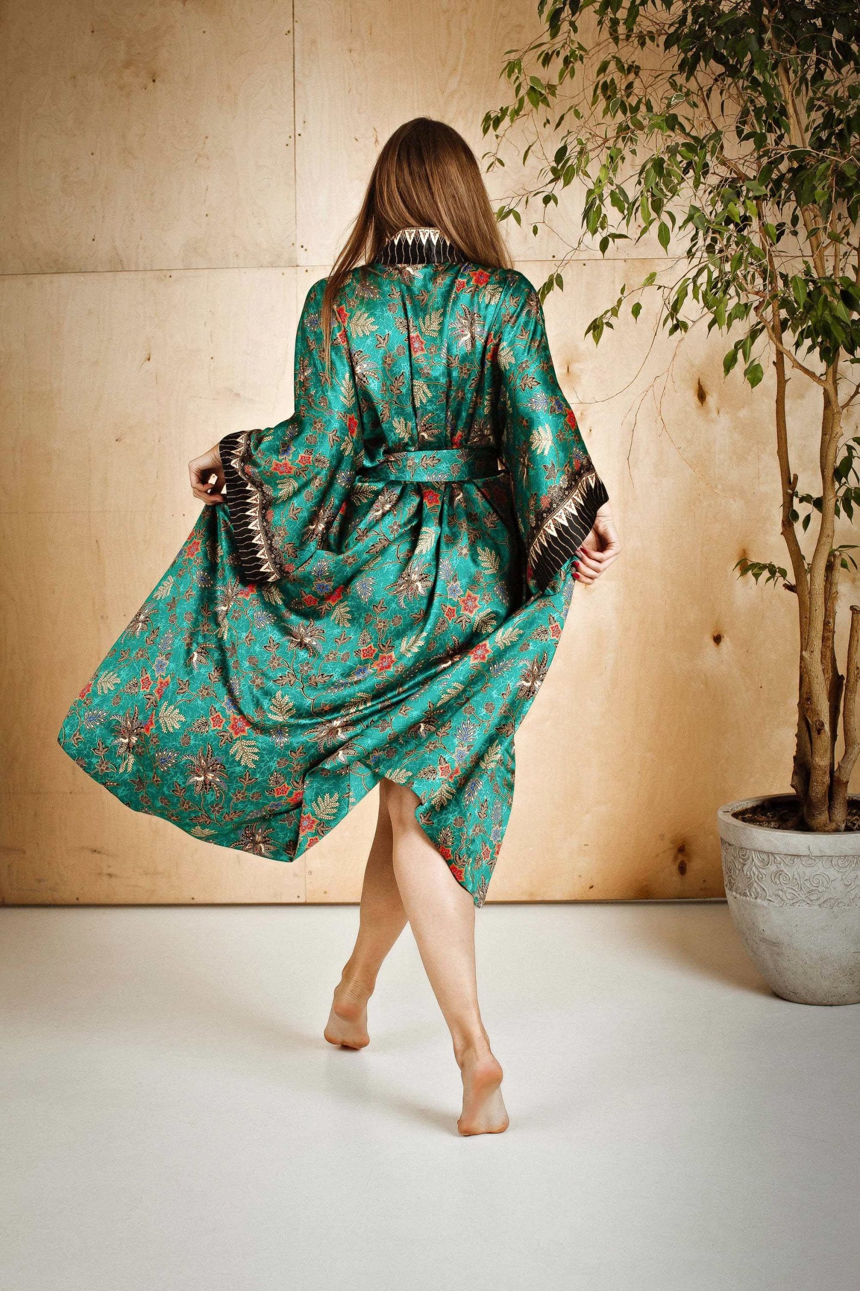 Emerald Green Floral Satin Kimono Robe with Black Patterned Trim - Image 2